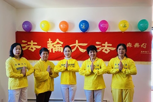 Image for article نیویورک: تمرین‌کنندگان فالون دافا باکمال احترام سال نوی چینی به استاد تبریک می‌گویند و عزم خود را برای بیدار کردن افراد بیشتر ابراز می‌کنند