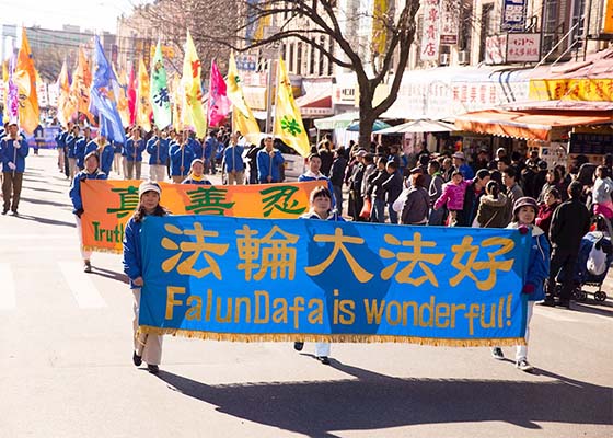 Image for article اجتماع چینی در بروکلین، استقبال نیویورک از رژه فالون گونگ