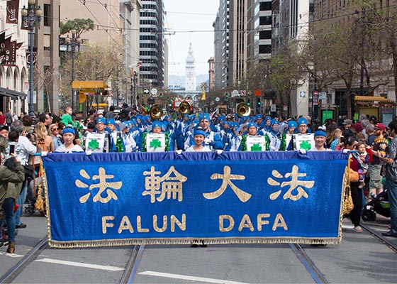 Image for article سان فرانسیسکو: اجرای گروه فالون گونگ در رژه روز سنت پاتریک