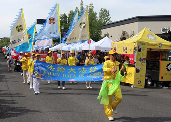 Image for article کانادا، کلگری: اجرای تمرین‌کنندگان فالون گونگ در راهپیمایی جشنواره یاس بنفش