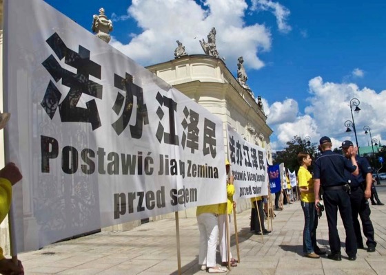 Image for article لهستان: اعتراض تمرین‌کنندگان فالون گونگ در جریان دیدار رسمی مقام چینی از این کشور