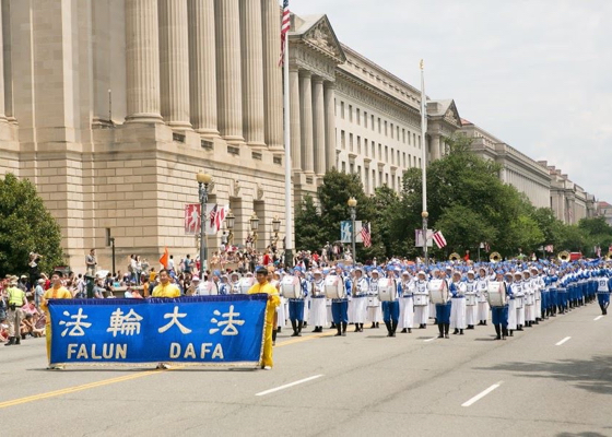 Image for article صفوف فالون گونگ در راهپیمایی روز استقلال پایتخت آمریکا توجهات را به سوی خود جلب کرد