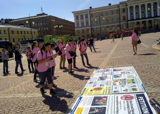 Image for article فنلاند: گردشگران چینی در مکان‌های گردشگری هلسینکی درباره فالون گونگ اطلاعات کسب می‌کنند