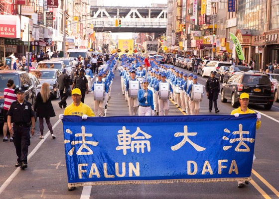 Image for article نیویورک: استقبال گرم از راهپیمایی فالون دافا در محله چینی‌های منهتن