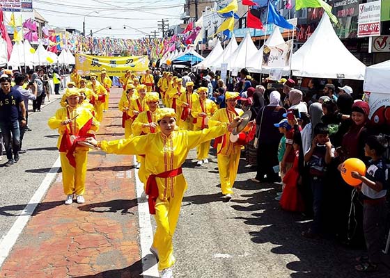 Image for article سیدنی، استرالیا: استقبال گرم از فالون دافا در جشنواره خیابانی هالدون