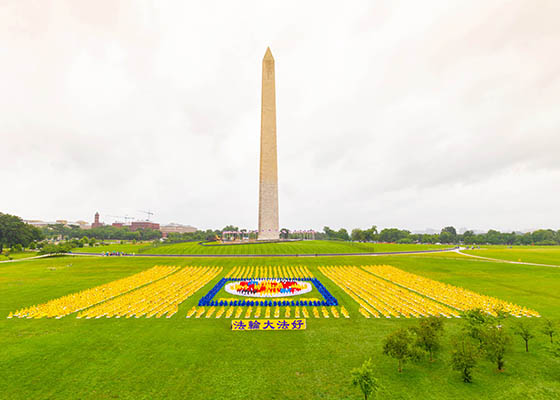 Image for article تشکیل نماد فالون به وسیلۀ هزاران تمرین‌کننده در بنای یادبود واشنگتن