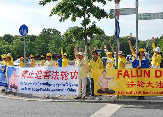 Image for article تمرین‎کنندگان فالون گونگ آلمانی از نخست‌وزیر چین خواستار پایان دادن به آزار و شکنجه شدند