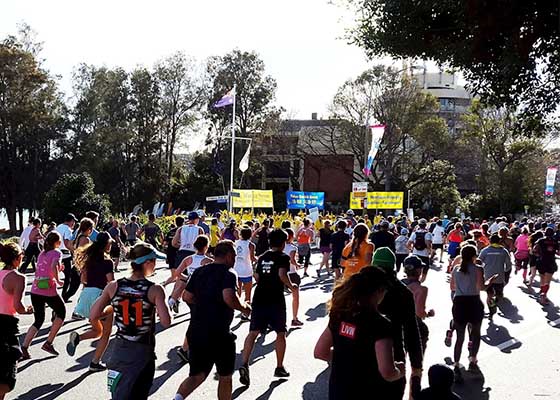 Image for article سیدنی، استرالیا: دوندگان مسابقه ماراتن با فالون گونگ روبرو می‌شوند