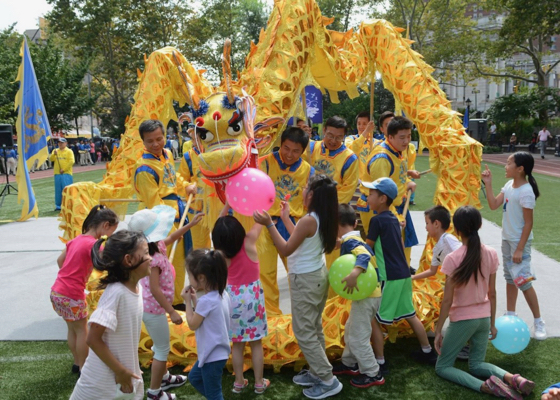Image for article تمرین‌کنندگان فالون گونگ جشنواره ماه را در محله چینی‌های منهتن جشن می‌گیرند