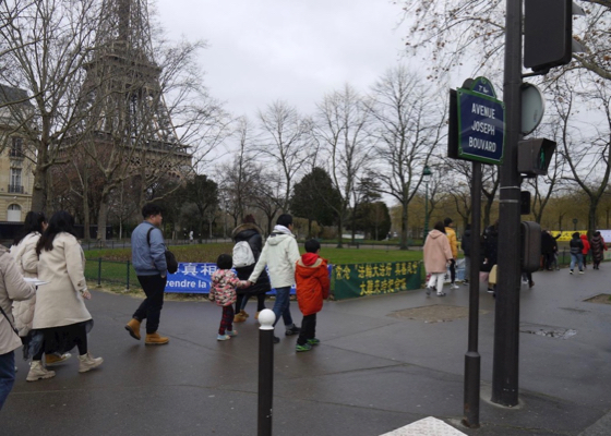 Image for article گردشگران چینی در پاریس درباره فالون گونگ یاد می‌گیرند: «فالون گونگ بسیار عالی است»
