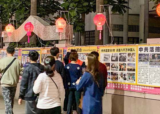 Image for article کائوسیونگ، تایوان: گردشگران از چین در بازار شبانه اطلاعاتی درباره فالون گونگ کسب می‌کنند