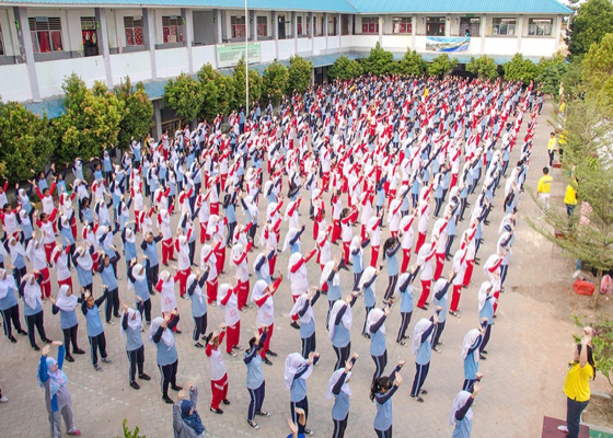 Image for article اندونزی: ۵00 دانش‌آموز دبیرستانی و معلم‌های‌شان، تمرینات فالون گونگ را یاد می‌گیرند