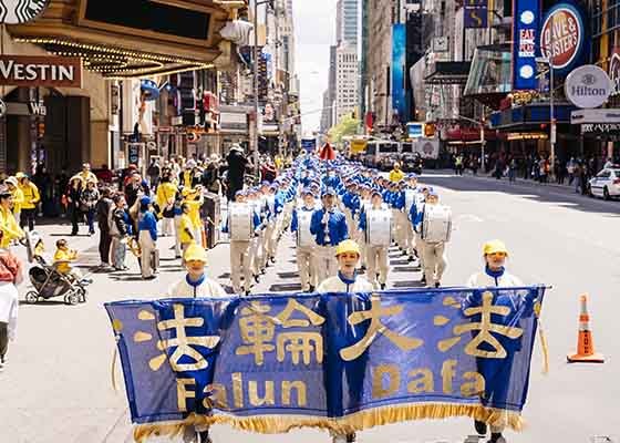 Image for article نیویورک: برگزاری راهپیمایی با حضور حدود 10 هزار تمرین‌کننده فالون دافا، منهتن را شگفت‌زده کرد