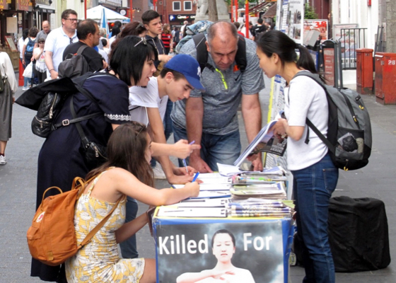 Image for article انگلستان: گردشگران و ساکنان در محله چینی‌ها در لندن درباره فالون دافا اطلاعات بیشتری کسب می‌کنند