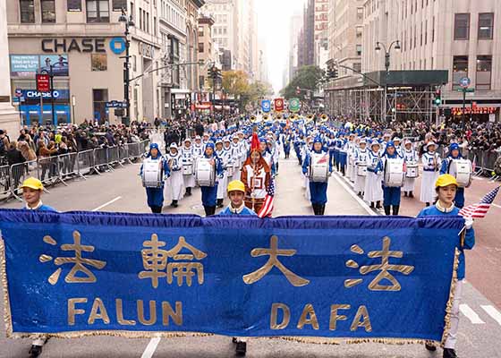 Image for article راهپیمایی روز نظامیان بازنشسته نیویورک: تماشاگران از فرهنگ سنتی چین لذت می‌برند