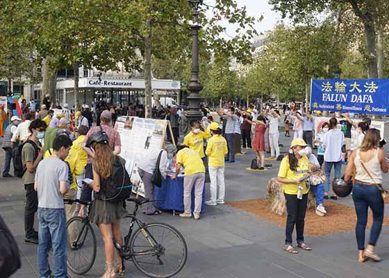 Image for article فرانسه: ساکنان و گردشگران در فعالیت‌های  برگزارشده در سراسر پاریس آزار و شکنجه را محکوم می‌کنند