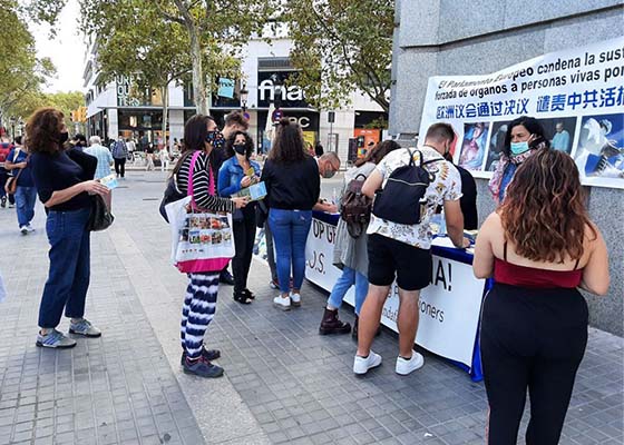 Image for article بارسلونا، اسپانیا: تمرین‌کنندگان با وجود شیوع بیماری، همچنان دربارۀ فالون دافا و آزار و شکنجه آن در چین اطلاع‌رسانی می‌کنند