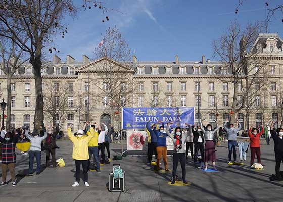 Image for article فرانسه: پاریسی‌ها درباره فالون دافا مطلع می‌شوند و آزار و شکنجه به‌دست ح‌ک‌چ را محکوم می‌کنند
