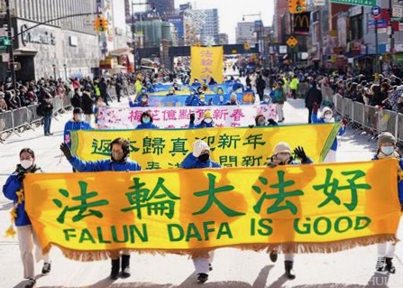 Image for article فلاشینگ، نیویورک: تحسین تماشاگران از ورود تمرین‌کنندگان فالون دافا در راهپیمایی سال نوی چینی