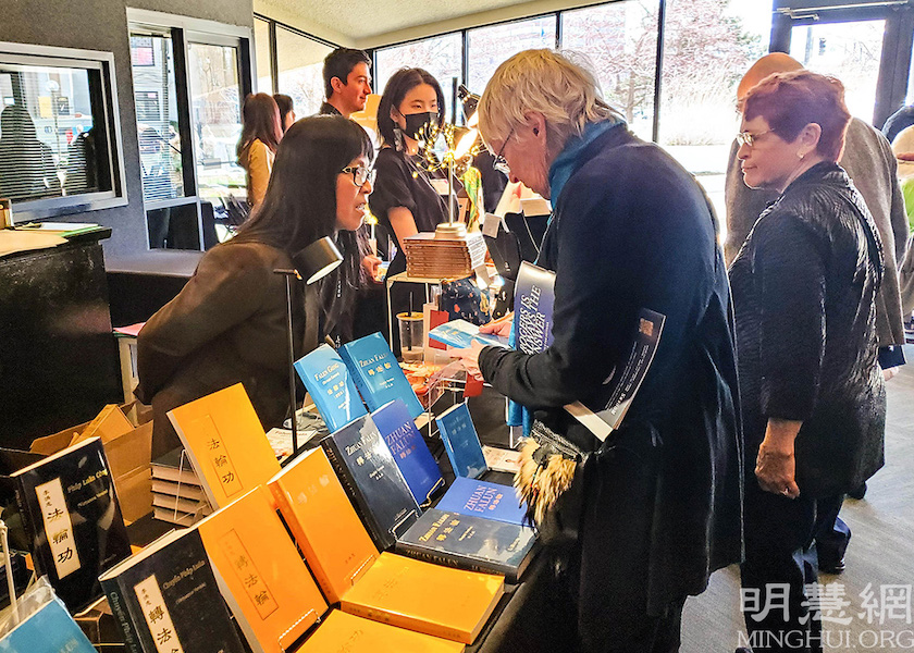 Image for article تماشاگران در رینو (نوادا) پس از دیدن شن یون، جوآن فالون را خریداری می‌کنند: «می‌خواهم زندگی‌ام کامل‌تر شود»