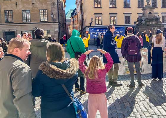 Image for article سوئد: گردشگران قدرت نیک‌خواهی را تحسین، و از تلاش‌های تمرین‌کنندگان برای پایان دادن به آزار و شکنجه تمجید می‌کنند