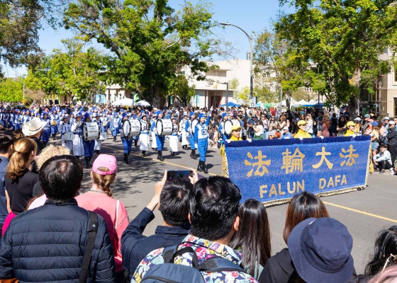 Image for article کالیفرنیا (ایالات متحده): تماشاگران گروه مارش تیان گوئو را به‌عنوان بهترین گروه در راهپیمایی دانشگاه کالیفرنیا، دیویس تحسین می‌کنند