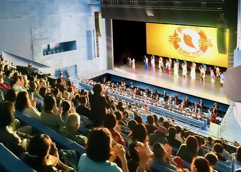 Image for article شن یون تور تایوان خود را با اجراهایی در سالن‌های مملو از جمعیت در تایپه به پایان می‌رساند: «همه باید بایستیم و کف بزنیم»
