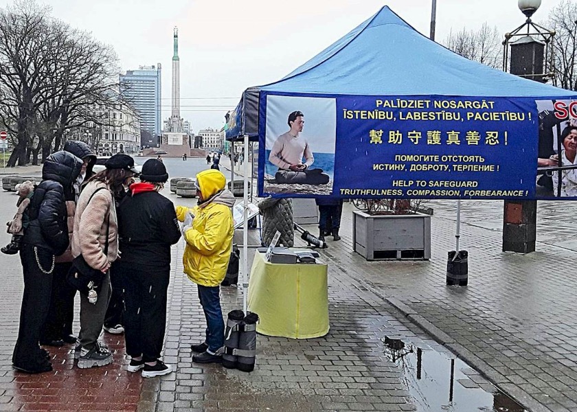 Image for article لتونی: تمرین‌کنندگان دافا برای افشای آزار و شکنجه در چین فعالیت‌هایی را در ریگا برگزار می‌کنند