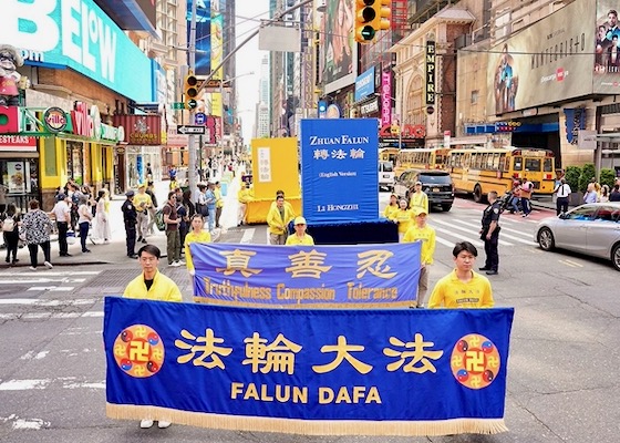 Image for article مردمی از سرزمین اصلی چین: راهپیمایی‌های تمرین‌کنندگان فالون دافا به ما امید می‌بخشد