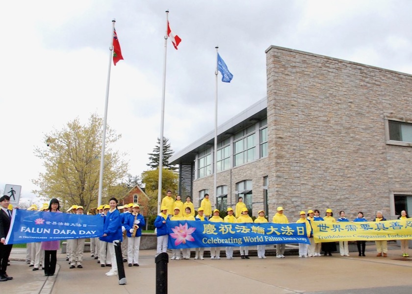 Image for article منطقه‌ای در کانادا به مناسبت جشن روز فالون دافا، پرچم فالون دافا را برافراشت؛ شهردار: «آینده‌ای بهتر فراخواهد رسید»