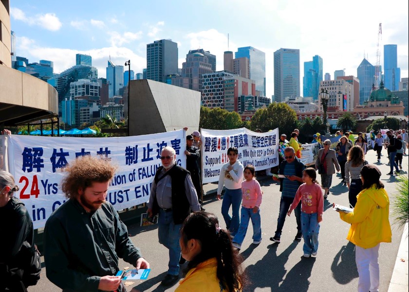 Image for article ملبورن (استرالیا): تمرین‌کنندگان با دیوار بنرها، اعتراض مسالمت‌آمیز 25 آوریل را گرامی می‌دارند