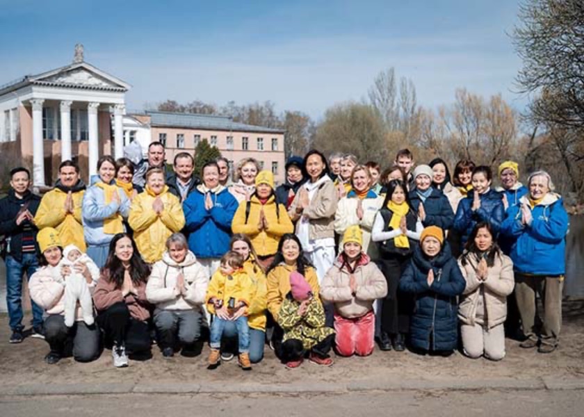 Image for article مسکو (روسیه): تمرین‌کنندگان از بنیان‌گذار فالون دافا برای 13مه، روز جهانی فالون دافا، قدردانی می‌کنند