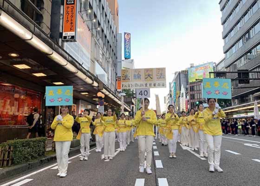 Image for article کانازاوا، ژاپن: شرکت تمرین‌کنندگان فالون گونگ در یک راهپیمایی و انجام فعالیت‌هایی در یک جشنواره محلی
