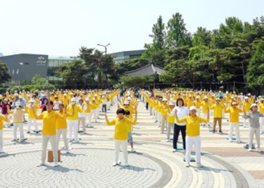 Image for article کره جنوبی: تمرین‌کنندگان فالون دافا روز جهانی فالون دافا را در میدان خانه آبی در سئول گرامی داشتند