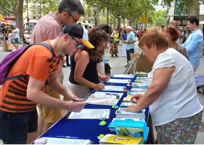 Image for article اسپانیا: مردم در رویدادی در بارسلونا دادخواست پایان آزار و شکنجه امضا کردند