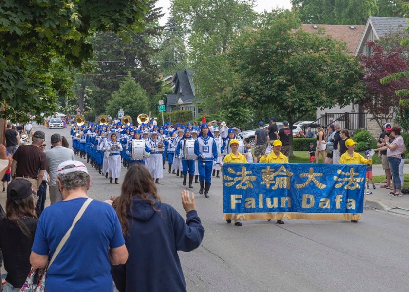 Image for article تورنتو، کانادا: گروه‌فالون دافا در ‌‌راهپیمایی‌های جشنواره قلب‌ها را تسخیر کردند