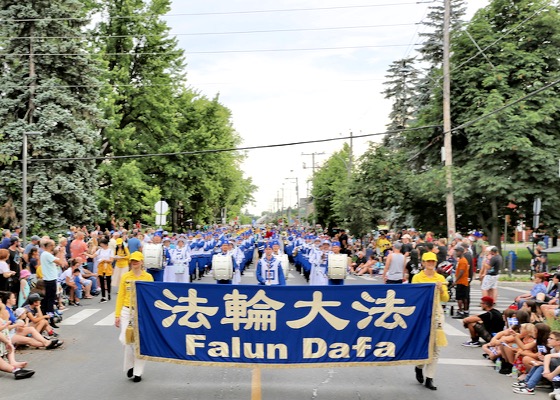 Image for article سالابری دو ولیفیلد، کانادا: ابراز علاقه مردم محلی به فالون دافا در طول راهپیمایی تعطیلات ملی