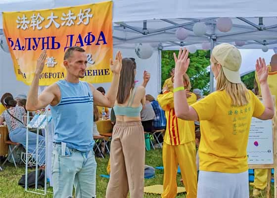 Image for article مسکو، روسیه: یادگیری درباره فالون دافا در جشنواره یوگا
