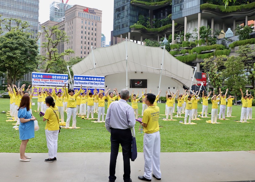 Image for article سنگاپور: تجمع تمرین‌کنندگان و مراسم شمع‌افرازی اعتراضی مسالمت‌آمیز به آزار و شکنجه ۲۴ساله فالون دافا
