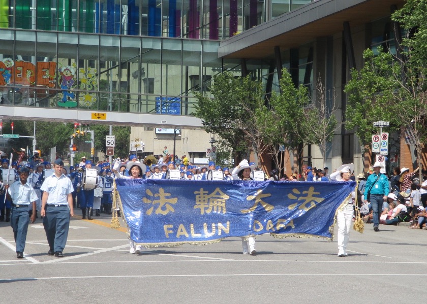 Image for article کانادا: خشنودی تماشاگران از حضور فالون دافا در ‌راهپیمایی استمپد کلگری