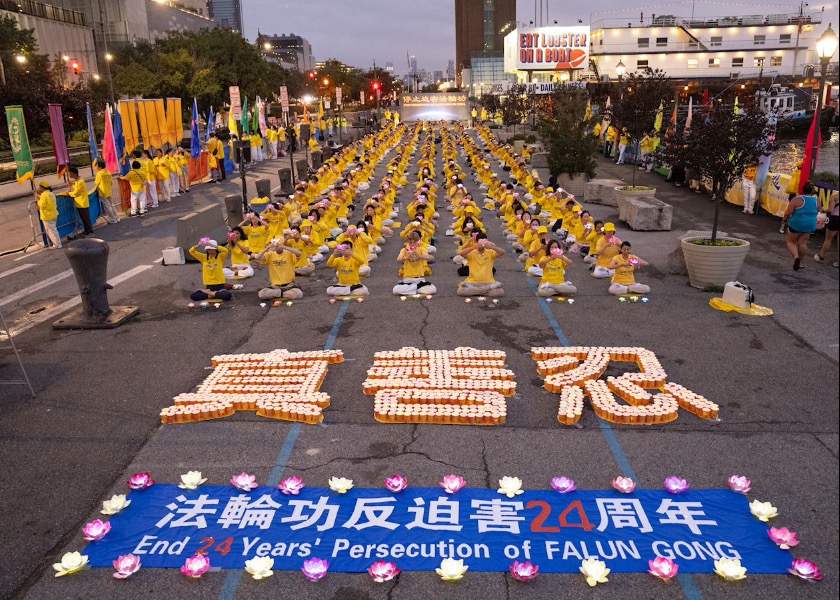 Image for article منهتن، نیویورک: مراسم شمع‌افروزی در کنسولگری چین خواستار پایان دادن به آزار و شکنجه شد