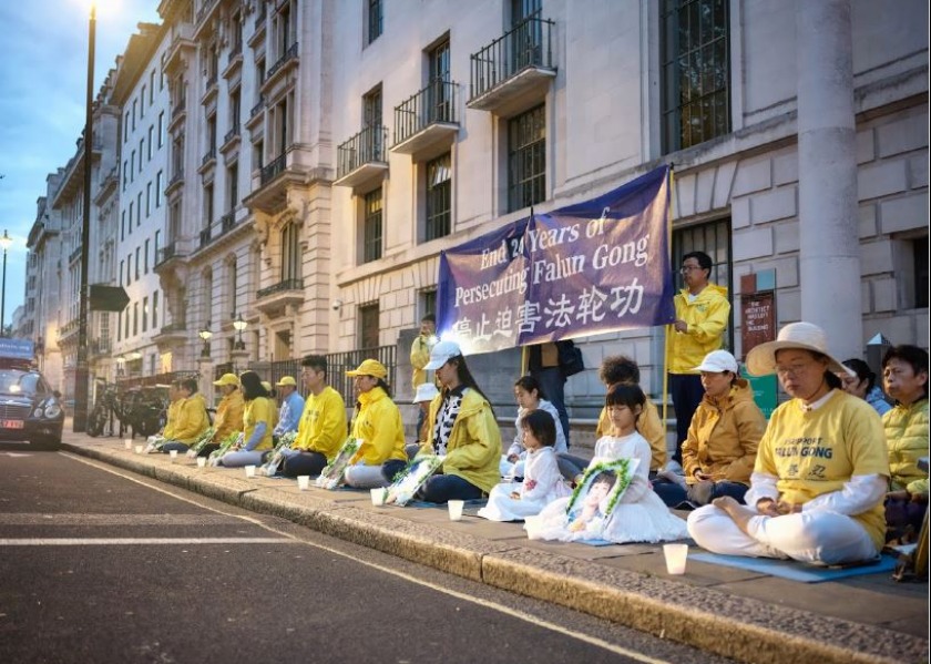 Image for article لندن (بریتانیا): امضاها به دفتر نخست‌وزیر تحویل شد، مراسم شمع‌افروزی‌ برگزار شد