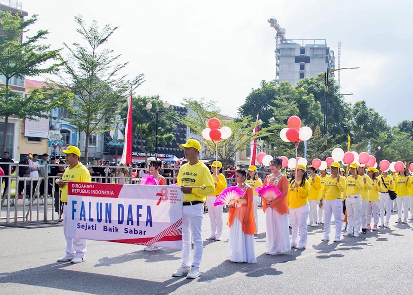 Image for article باتم (اندونزی): تمرین‌کنندگان فالون دافا در جشن‌های روز استقلال شرکت می‌کنند