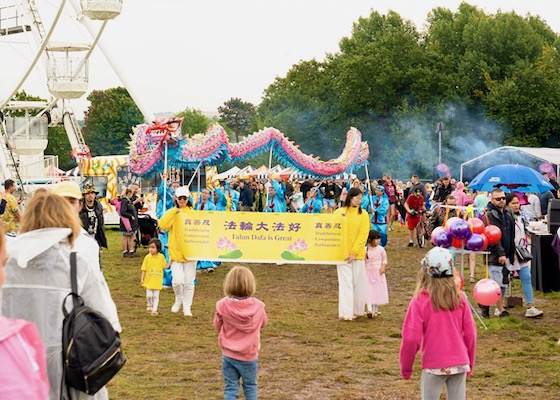 Image for article بریتانیا: ترویج فالون دافا در جشنواره بین‌المللی بالون بریستول
