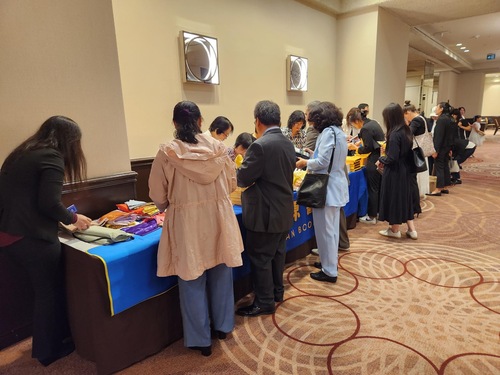 Image for article کانادا: در کنفرانس فای کانادا، تمرین‌کنندگان از قومیت‌های مختلف، کتاب‌های فالون دافا را خریداری می‌کنند