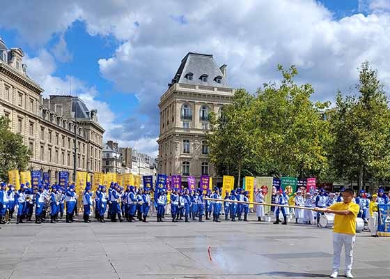 Image for article پاریس، فرانسه: مردم راهپیمایی تمرین‌کنندگان فالون دافا را تحسین کردند
