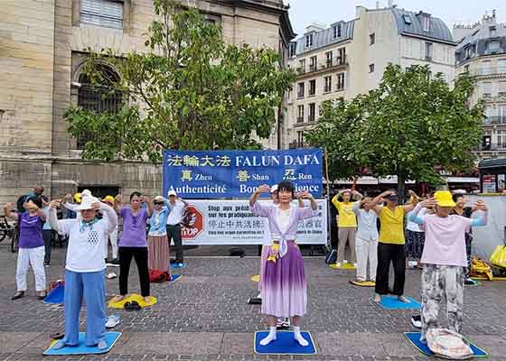 Image for article پاریس (فرانسه): در طول رویدادی در شتله، مردم فالون دافا را تحسین می‌کنند