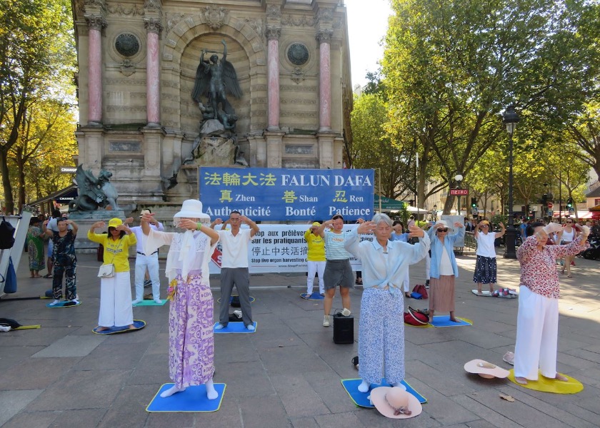 Image for article پاریس، فرانسه: فعالیت‌های هفتگی در میدان سن میشل، خشونت آزار و شکنجه در چین را افشا می‌کند