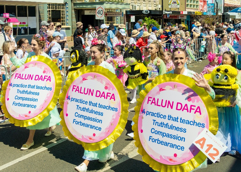 Image for article تووومبا، استرالیا: نمایش فالون دافا در راهپیمایی بزرگ پر از گُل