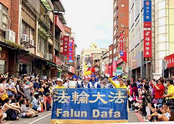 Image for article تایوان: استقبال از فالون دافا در راهپیمایی جشنواره هنرهای محیطی تامسویی در نیو تایپه